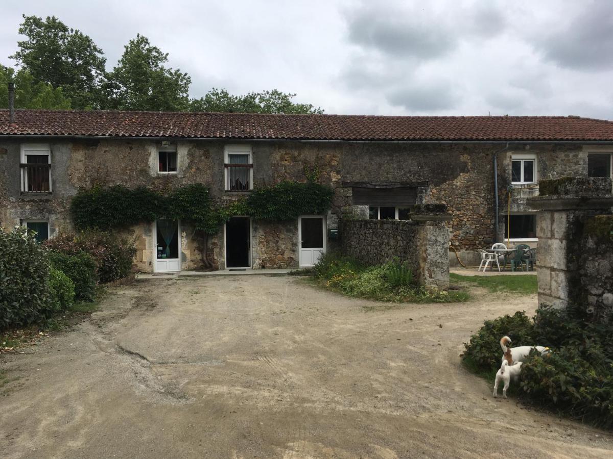 Ferme Gite Equestre En Charente กงโฟลองส์ ภายนอก รูปภาพ